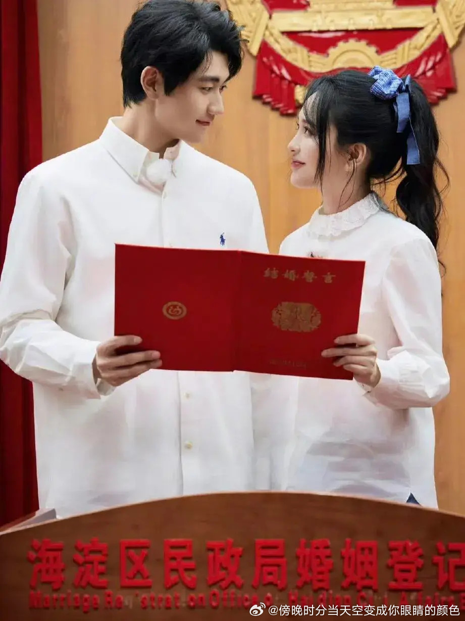 金莎穿娃娃领白衬衣领证，衬衫很宽松显肚子，她看样是双喜临门