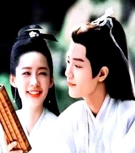 这两对CP的处理方式差别也太大了，简直就是公关教科书级别的“双标”！一边是对杨