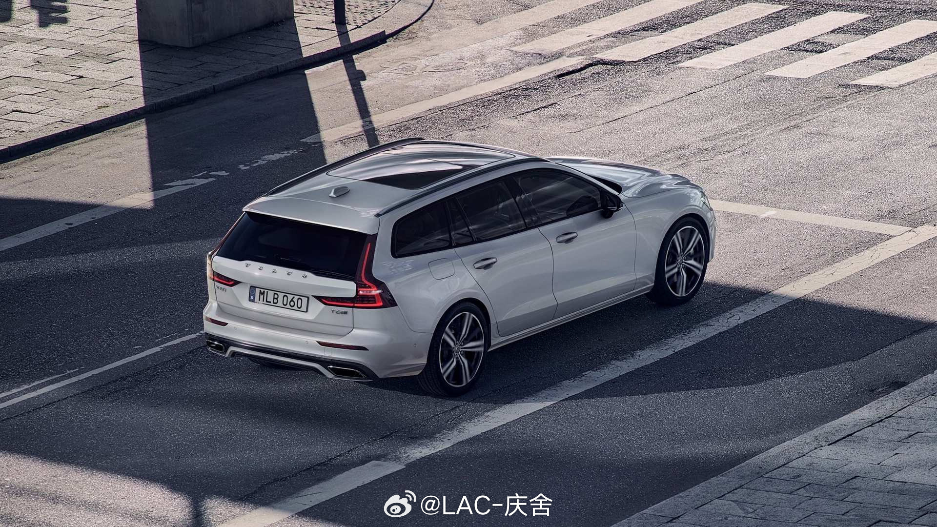 旅行车，大概是每个车迷都绕不开的话题。修长优雅的车身线条，兼顾轿车的操控与超大装