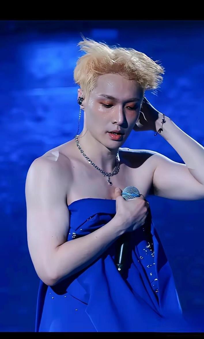 这是谁啊？好好的男人为什么要搞成这样？长的白不是你的错，搔首弄姿出来吓人就是你的