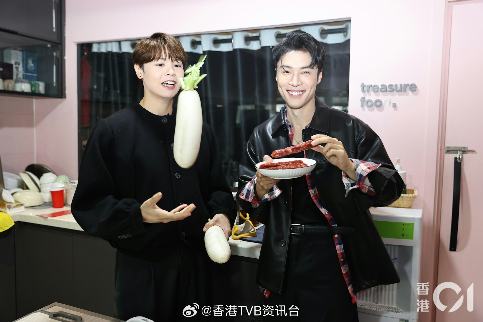 香港01：专访｜丁子朗自爆和朱咪咪结怨至今仍未解决？　冼靖峰收私信被骂胖农历新年