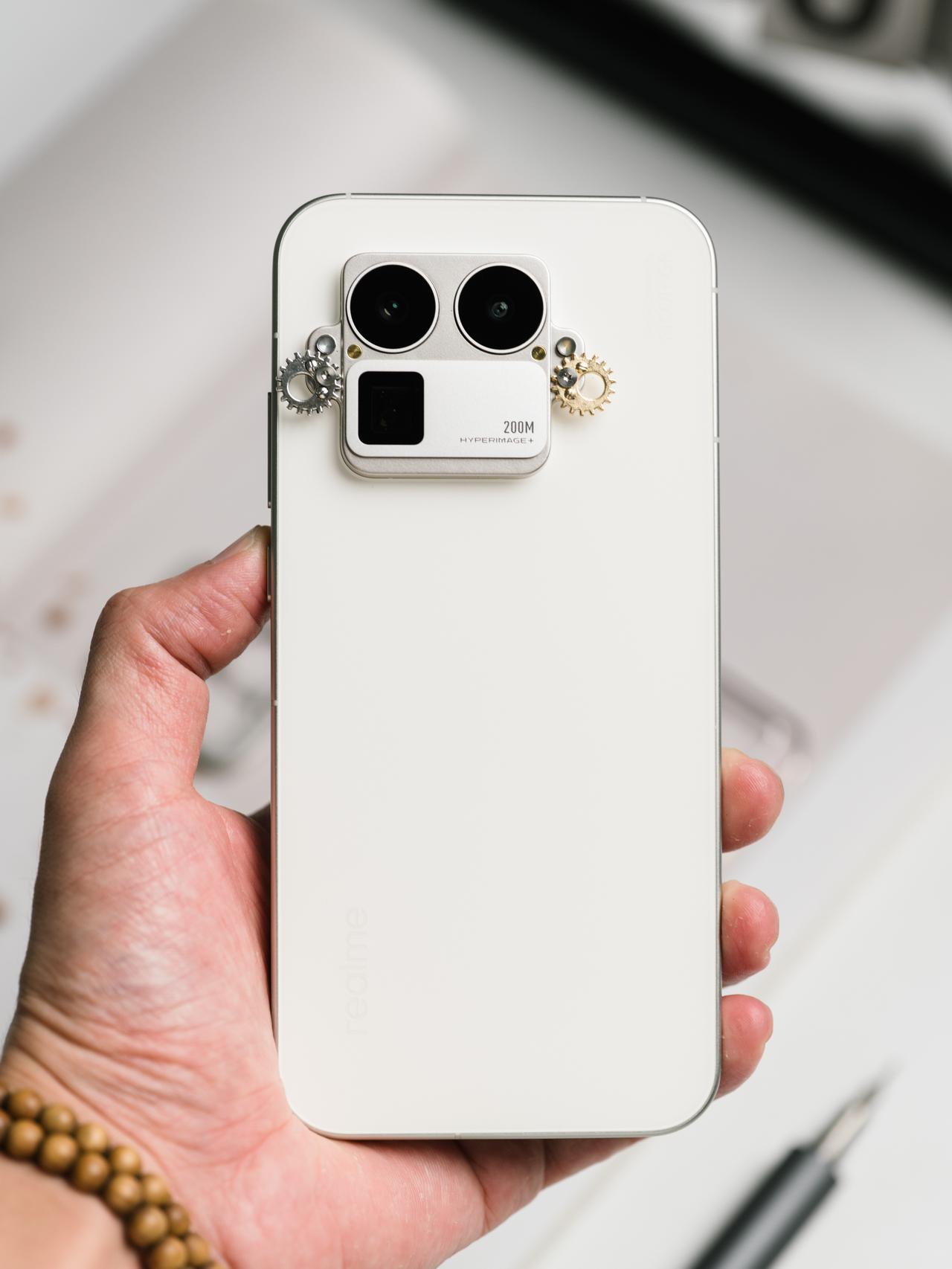 真我GT8Pro这个外观设计，可玩空间真的很大。刚好看到手头有些小齿轮，甚至还