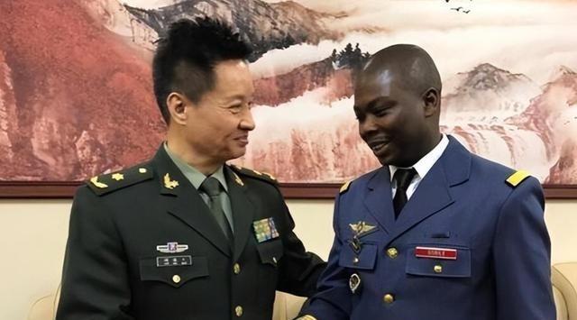 卢旺达其实很懂什么叫“见人下菜”，为了区别我们跟西方，他们搞了个“双轨制”，什么