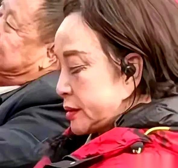 聊刘晓庆，得把两个镜头放一起看。第一个镜头，在聚光灯下。她还是那个“女王”，眼
