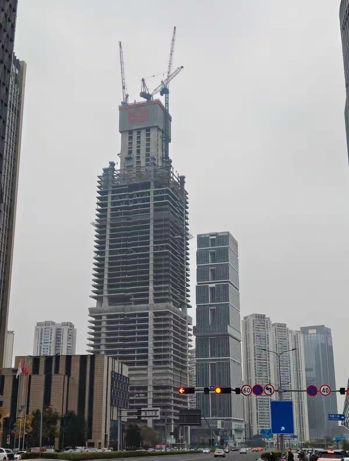 成都另一高楼，西南第一高楼成都中海中心超塔。现高度己经达到成都第二高度。与成都4