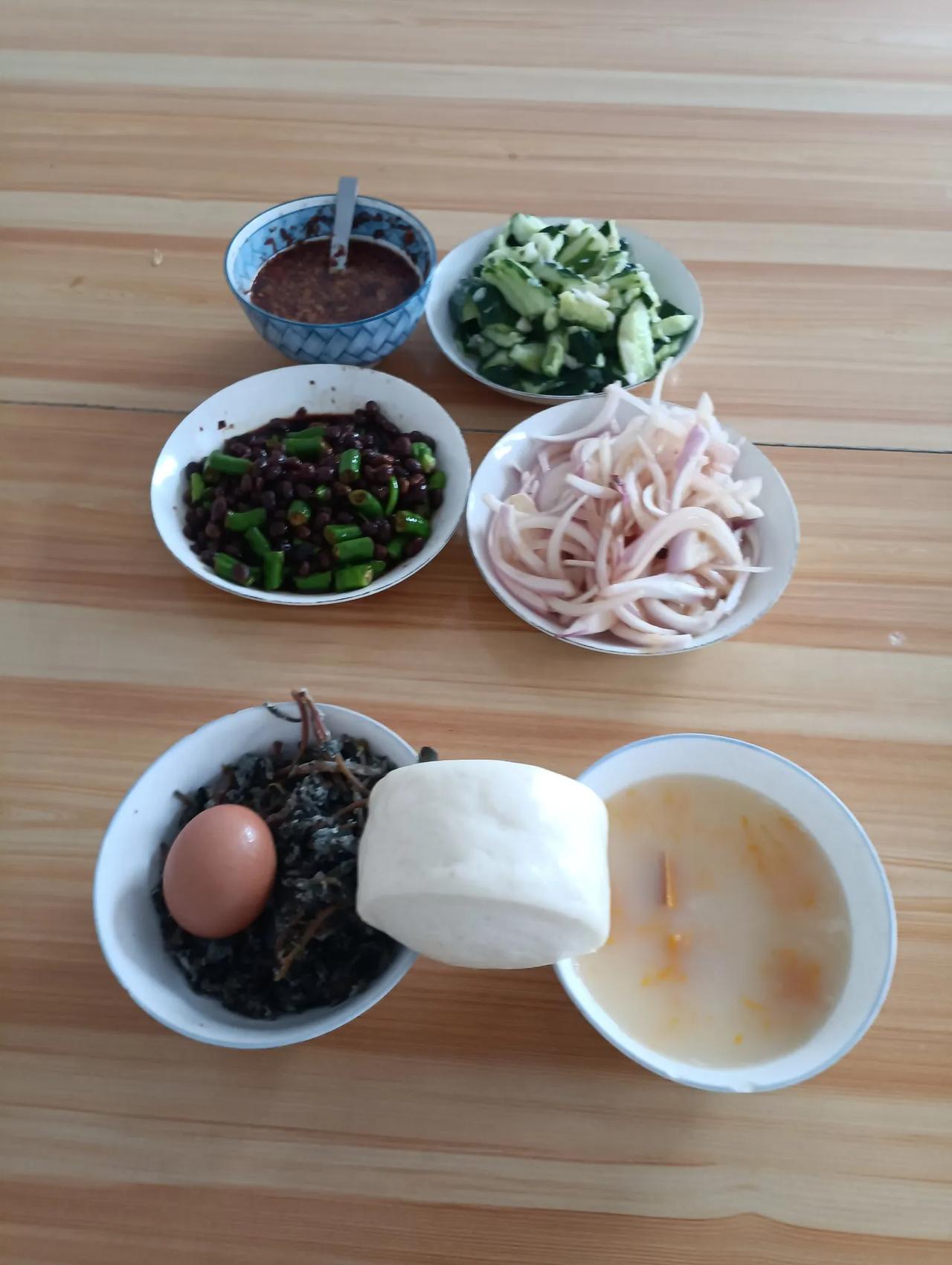 早餐！晚上来单位上班，我来的有点早，就先去了饭堂。也别说，早餐挺好