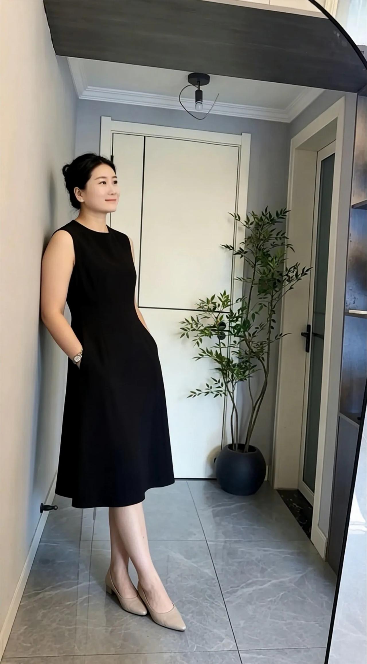 一身素黑，不刻意张扬，是成年人恰到好处的得体。