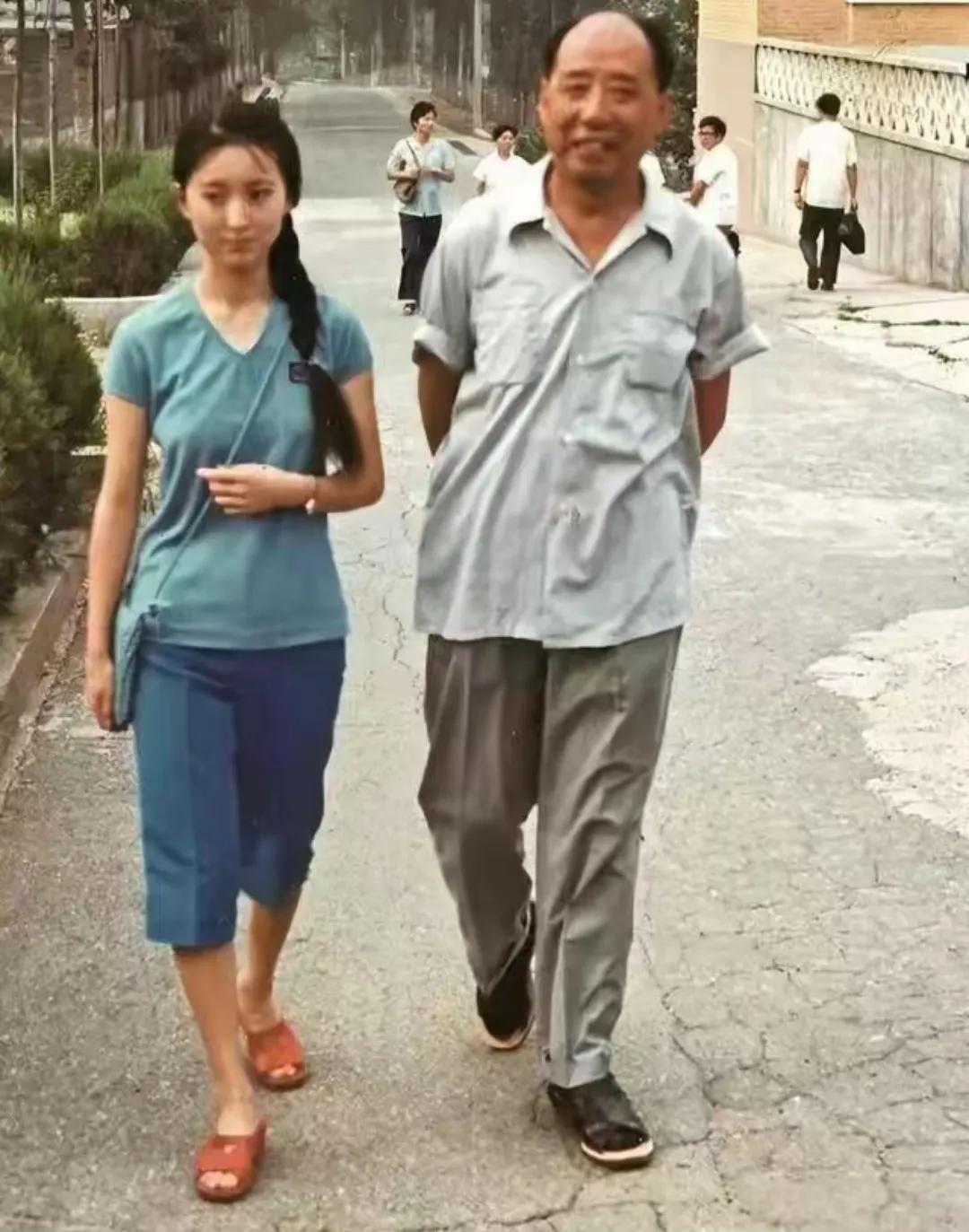 1986年，21岁的陈晓旭与87版《红楼梦》民俗顾问邓云乡先生一起散步的画面。为
