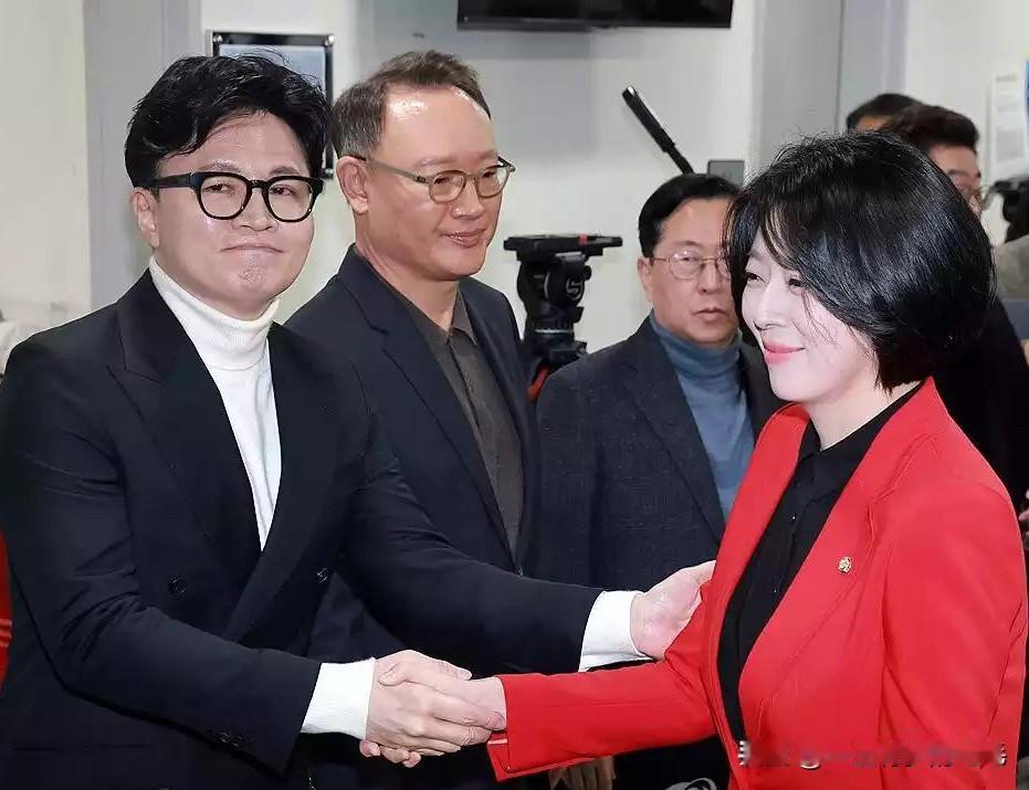 14日，韩国国民力量党因对亲韩东勋派议员裵贤贞作出停权1年的重惩，引发党内激烈内