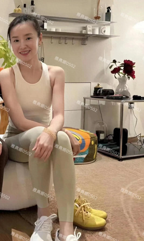 难怪45岁的董洁身材和皮肤体态这么好，原来她有坚持瘦身锻炼!