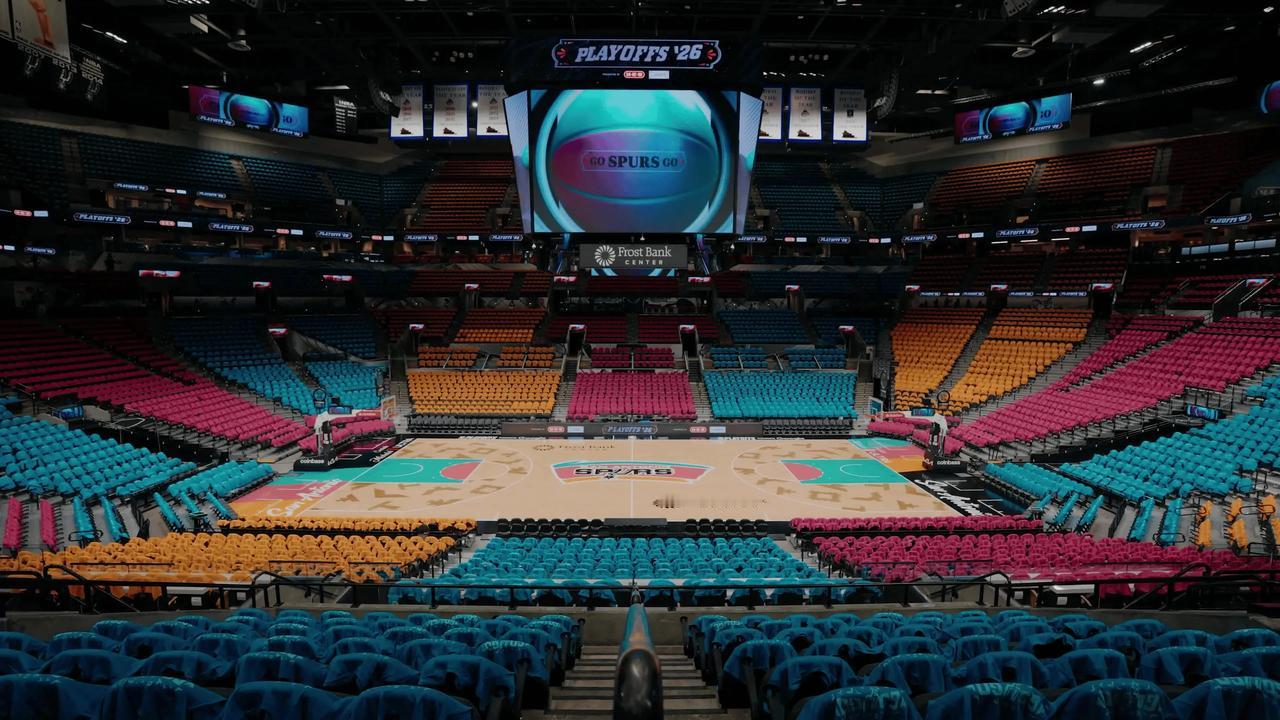 马刺今天的主场还挺特别的！印象中的马刺总是黑白灰的，今天居然这么色彩缤纷的，看