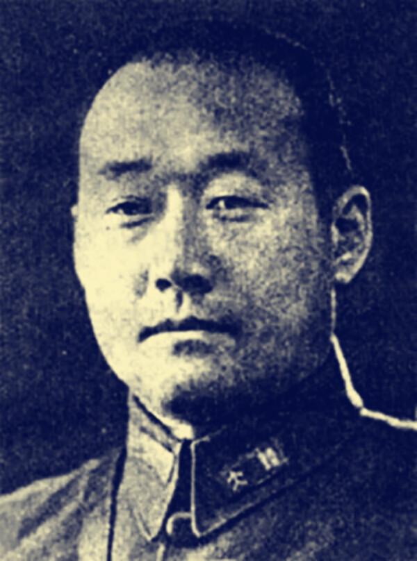 1948年，新三十二师被全歼后，国军三十五军军长鲁英麟不吃、不喝、不睡，他右手掂