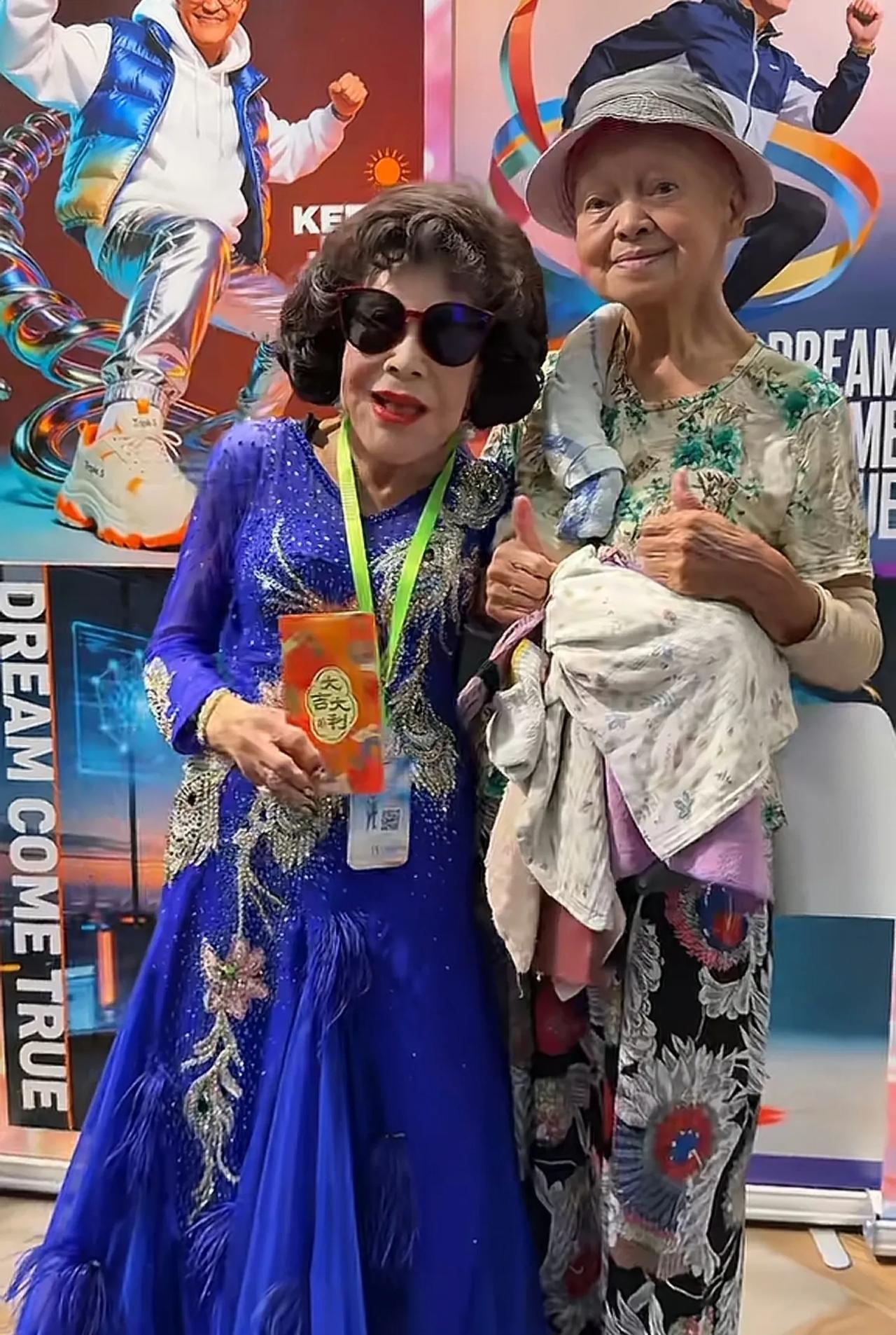 网友在香港偶遇了周润发的亲姐姐，她穿的衣衫褴褛，衣服皱皱巴巴的，自己背着大包小包