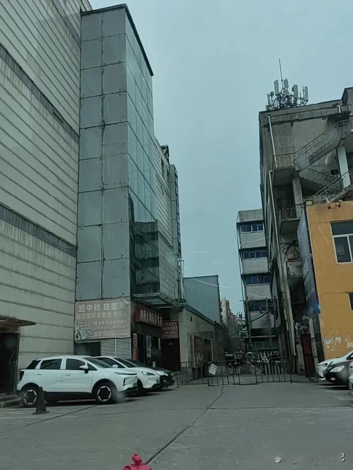 20年足以让你看到一些商业的变化20年前，这个地区是城市的商业中心，也就是大城