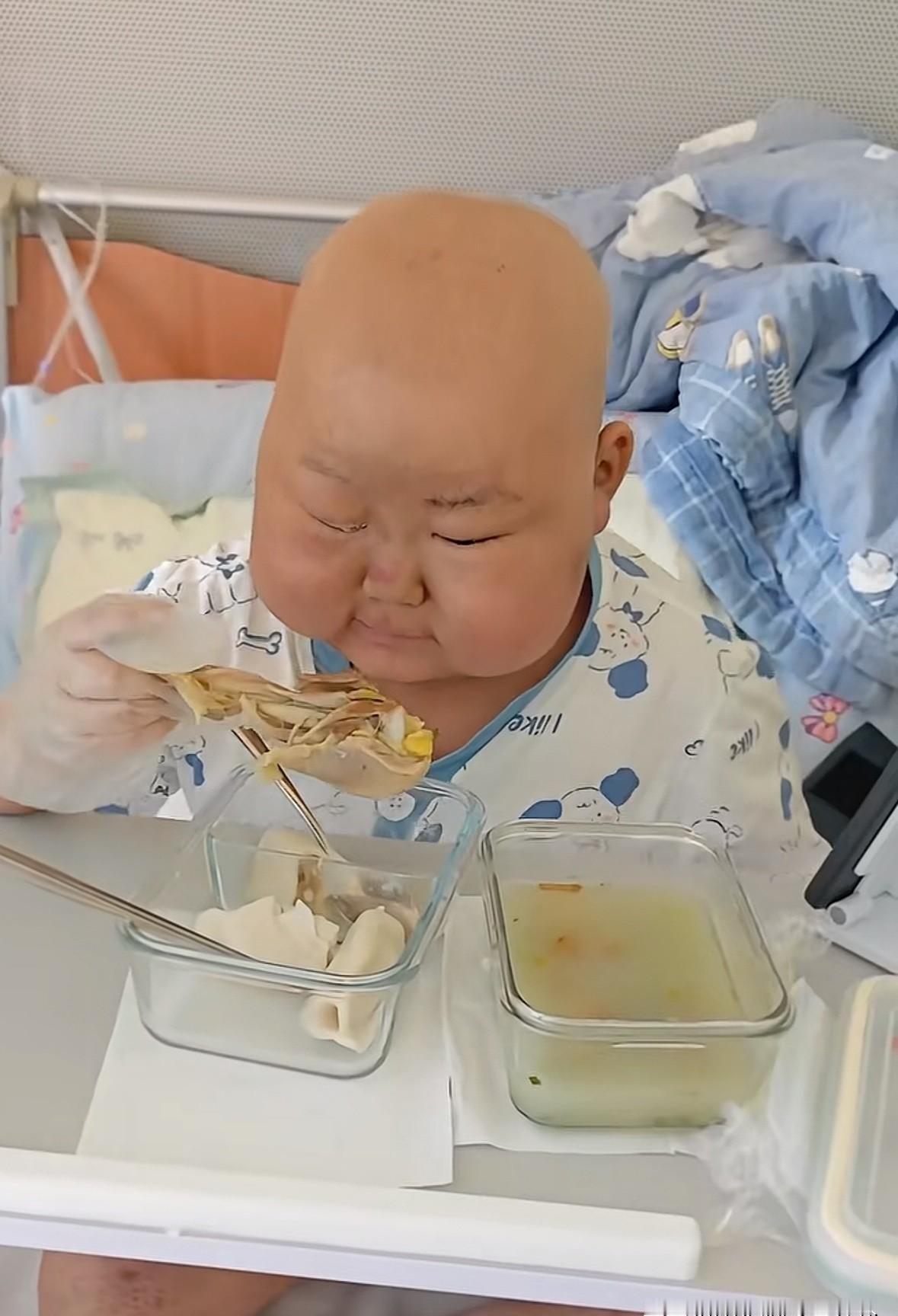 豪豪咬下烤肠的瞬间。油脂在舌尖炸开。碳酸饮料的气泡刺着喉咙。他眯起眼睛。