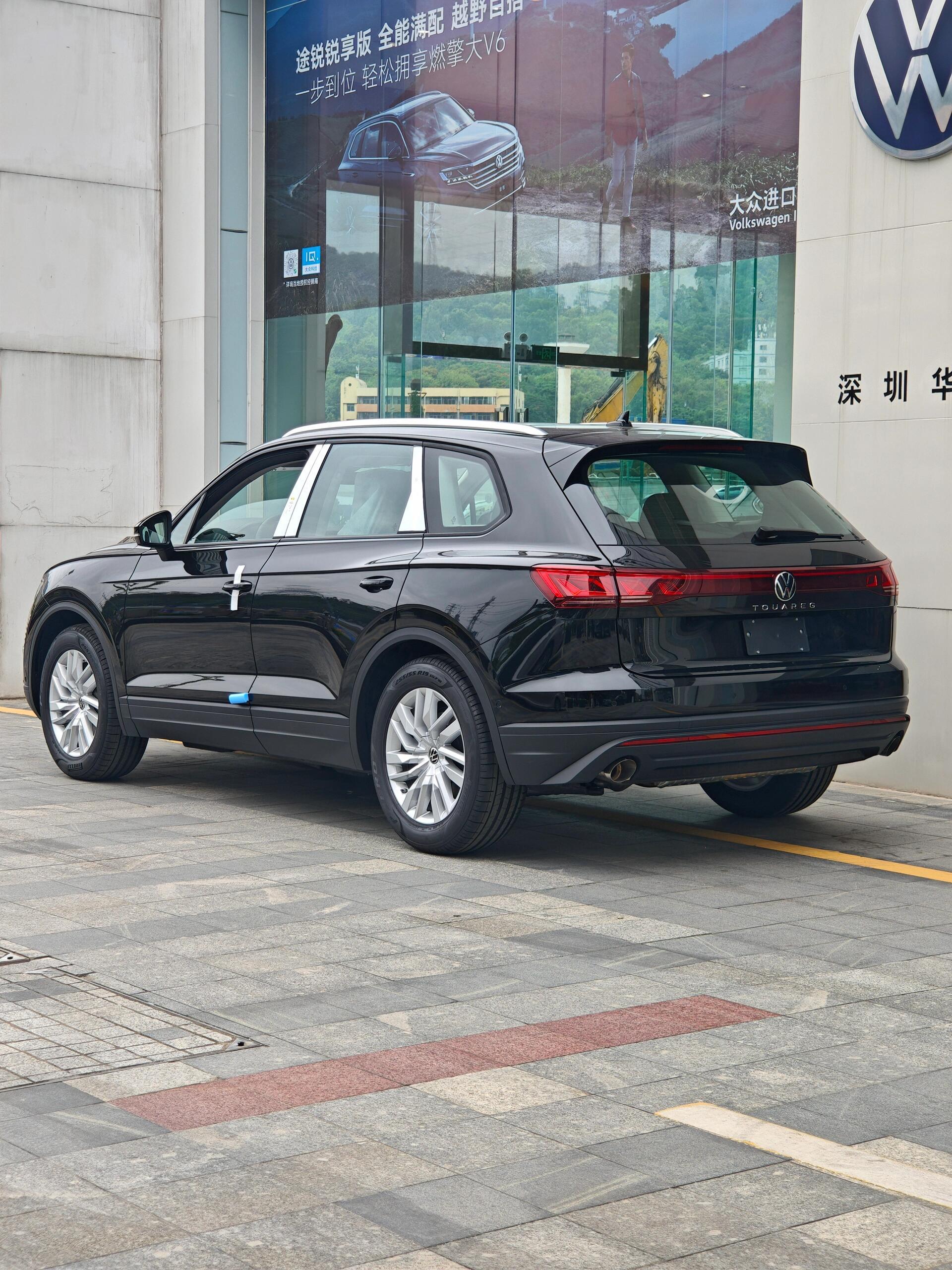 进口大众途锐三个车型：25款途锐锐越版5088黑蓝成交