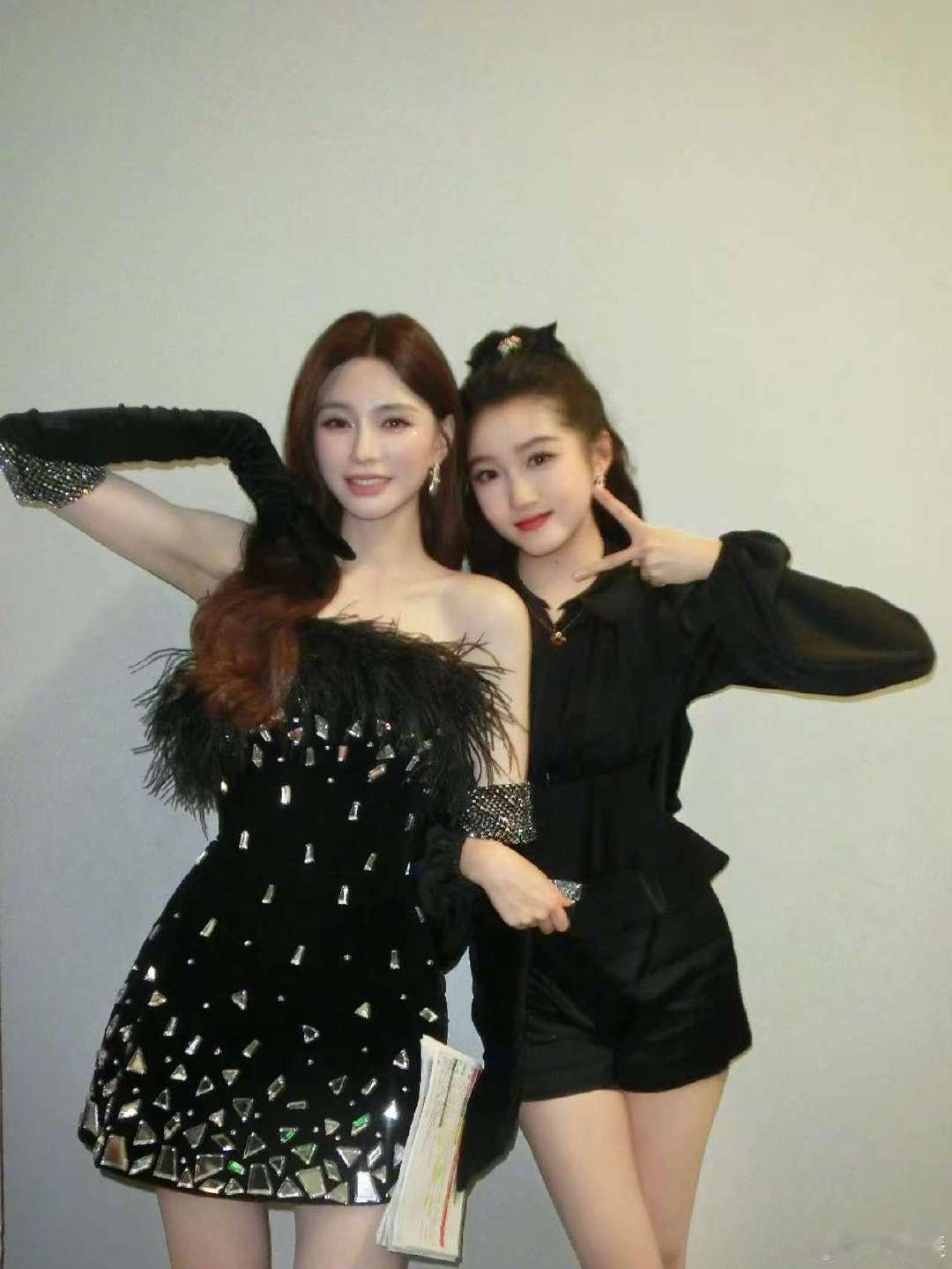 沈梦辰晒了好多合照！