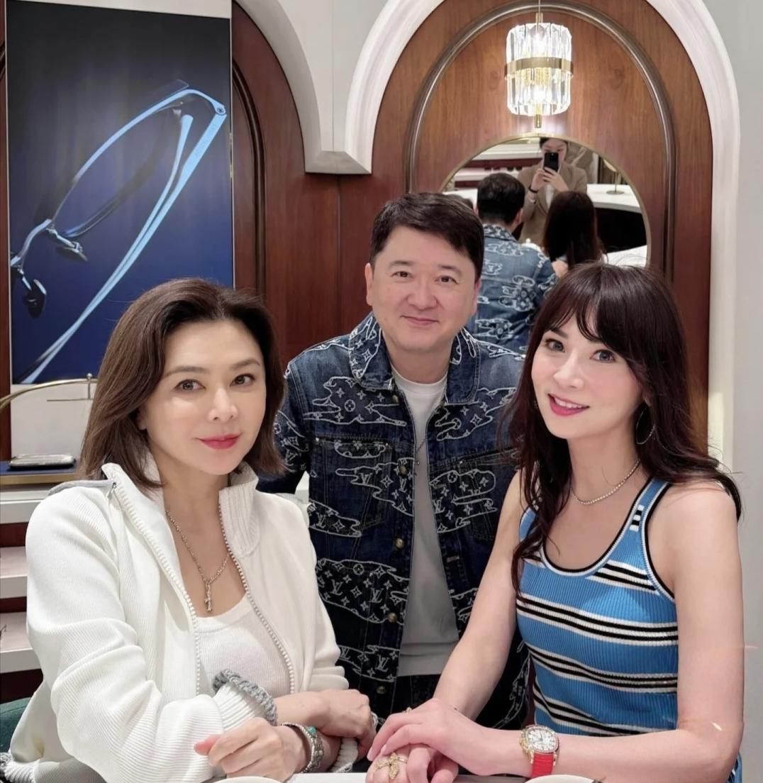 63岁关之琳去光顾闺蜜开的眼镜店，她的穿衣打扮光鲜亮丽，化着精致的大浓妆，身材丰