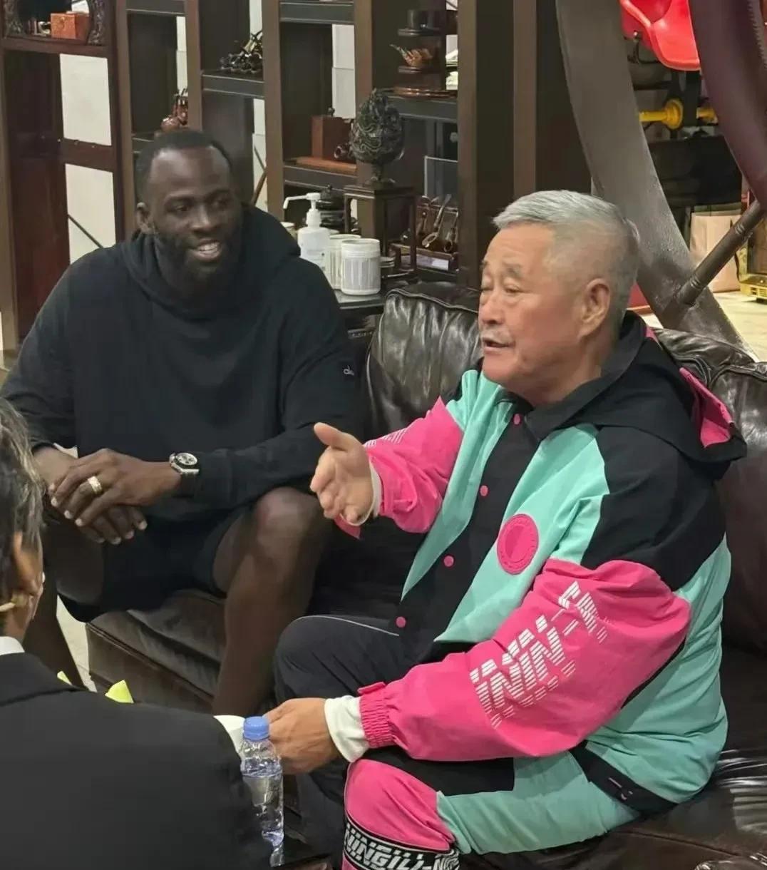 追梦格林应该知道赵本山的地位吧！近日，追梦格林来到沈阳参加活动，而赵本山也是亲