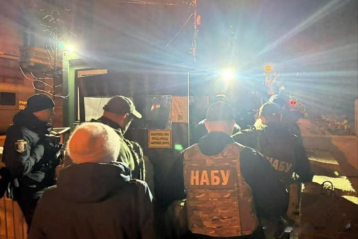 外媒：反腐机构突袭搜查泽连斯基办公厅主任住所！金融时报报道，乌克兰最高反腐机