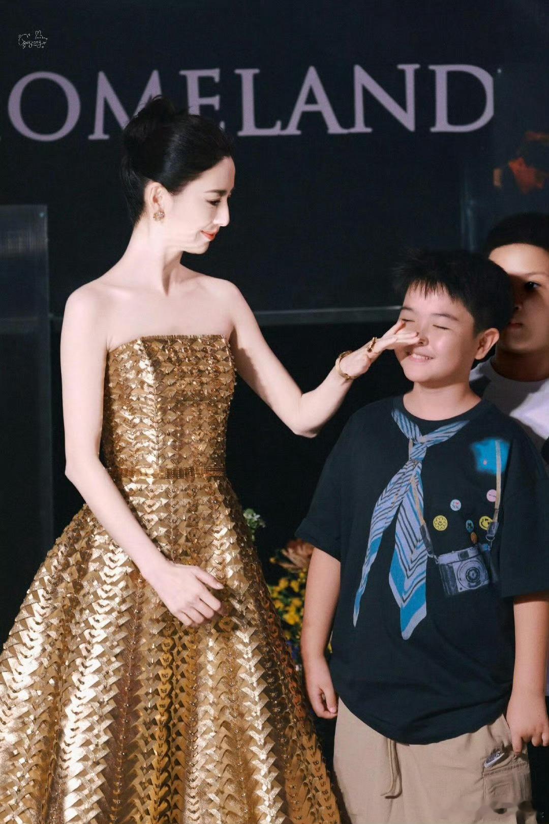 佟丽娅工作带着朵朵的原因与其被路人偷拍被动曝光，不如大方直面镜头，佟丽娅选择主动