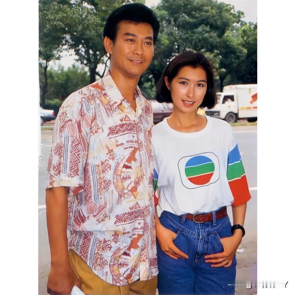 这是郑少秋与刘青云的妻子郭蔼明年轻时的一张合影老照片，拍摄于上世纪90年代初期，