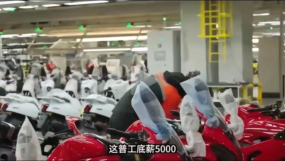 订单来了却不让工人拼命加班，张雪机车这波操作为什么突然火了？订单增加，很多工厂