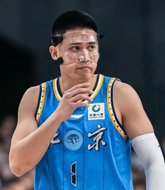 陈盈骏砍下18分，北京男篮大残阵主场战胜浙江。CBA常规赛，北京男篮主场迎战浙江