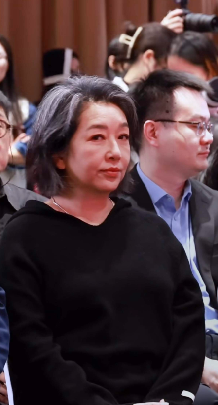 江珊57岁了，发量还是那么多！岁月无情啊！昔年的大美女江珊，今天也变成一位小老