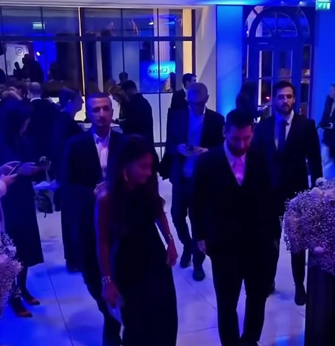 穿黑衣服的这人土里土气的，不过他旁边的女的挺漂亮的，给他增加了不少分。我们的时