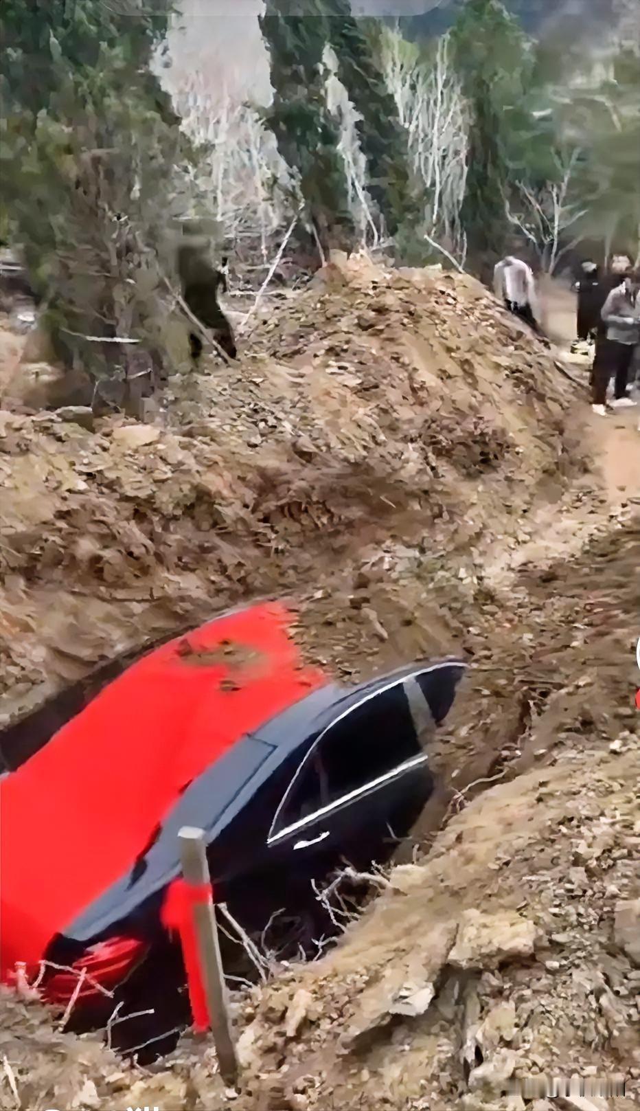 新买的奔驰轿车不拿来开，竟拿来陪葬。某地一土豪家中举行葬礼，将新买的奔驰车顶部盖