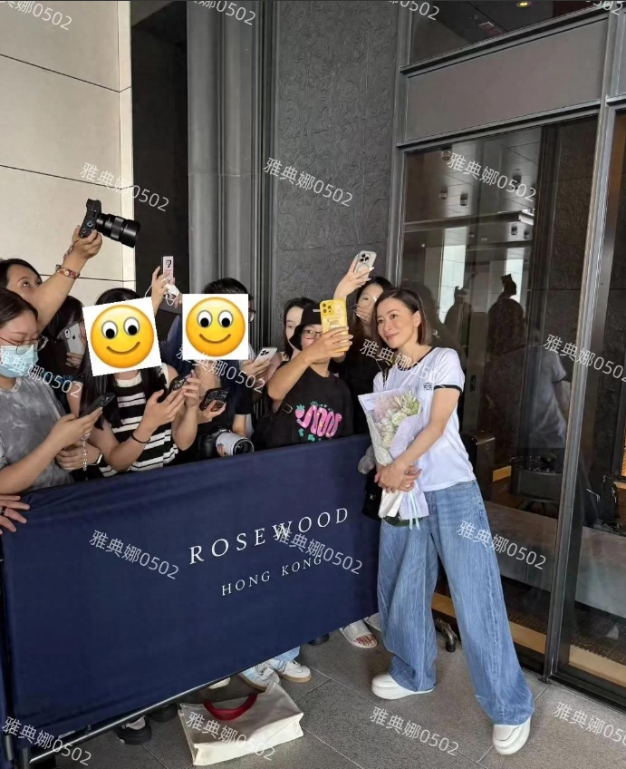 香港瑰丽酒店门口遇到佘诗曼，她身材很好很有气质，但脸并不年轻