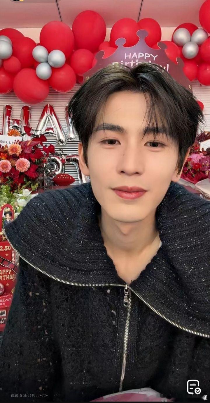 张凌赫帅到犯规梗也绝张凌赫在上海活动的表现十分亮眼，西装加身的他帅出了新高度，