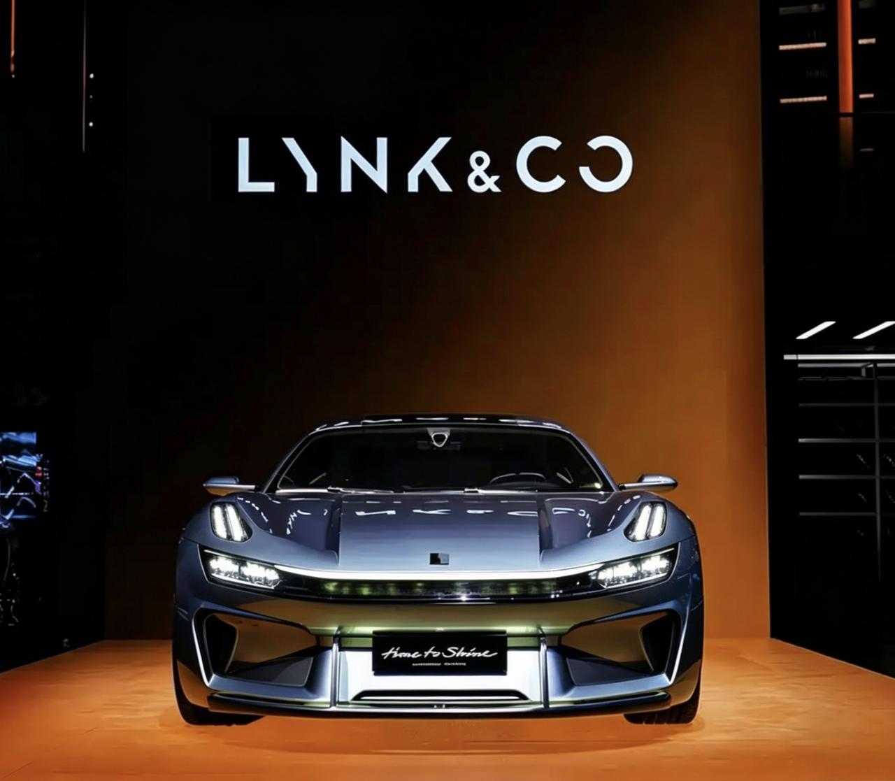 虽然领克GT在指明下一代设计语言，整个前脸设计其实相对温和克制，但这个前脸如果加