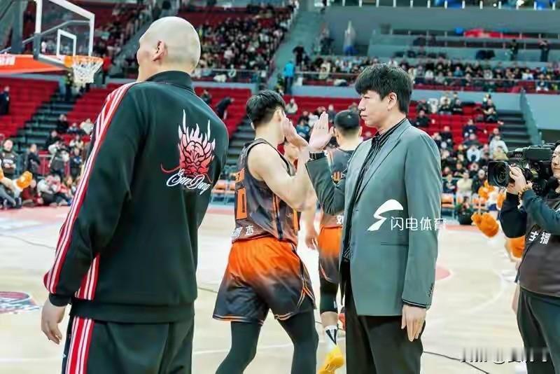 山东男篮客场击败深圳，这场胜利来之不易。球队成功摆脱困境，跻身常规赛前八。山东