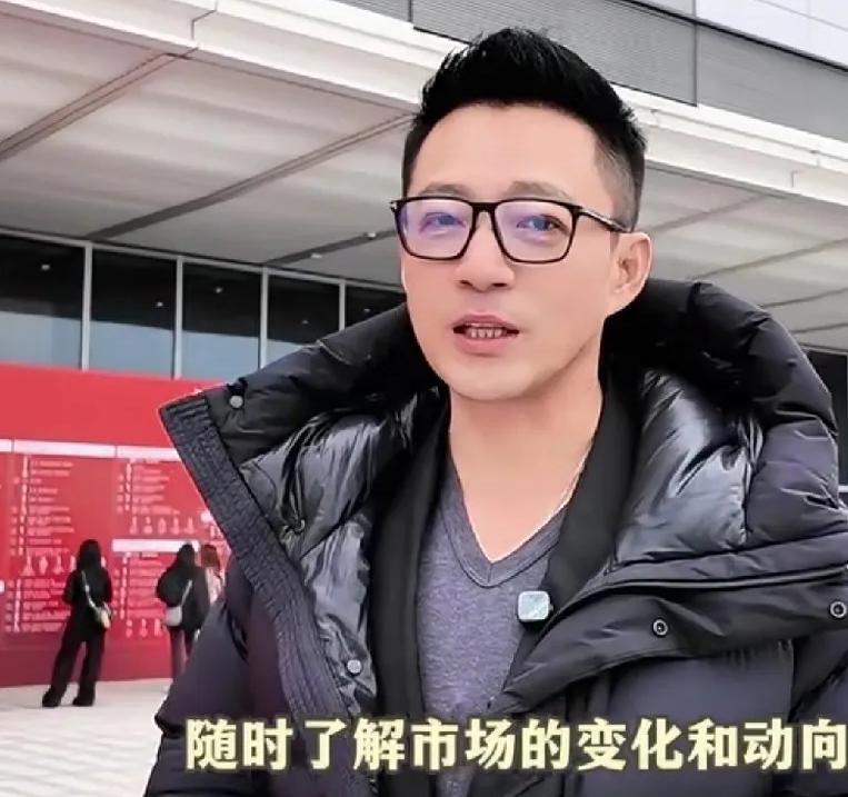 小菲抵达杭州出席活动，一身西装外搭厚实羽绒服，酷劲十足，暖心细节拉满，这件衣服正