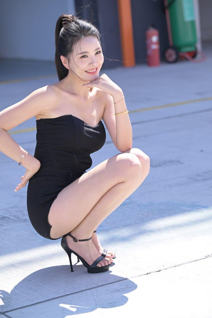 街拍偶遇黑裙模特，这身段谁看了不迷糊？街头撞见位穿黑裙的模特小姐姐，那造型