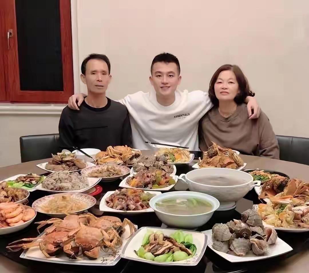 欧豪丰盛的聚餐，这桌菜在东北属于什么水平？