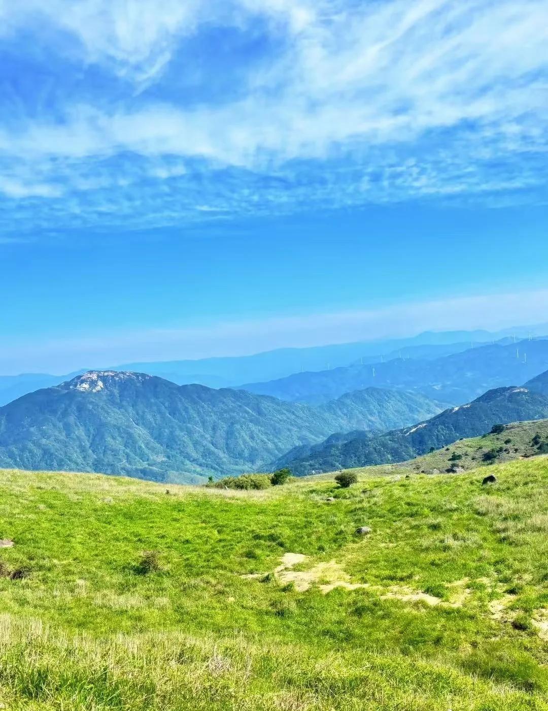 湖南郴州桂东，藏在大山里的清凉秘境。高山草甸漫延，云海翻涌，飞瀑流泉，碧水青山