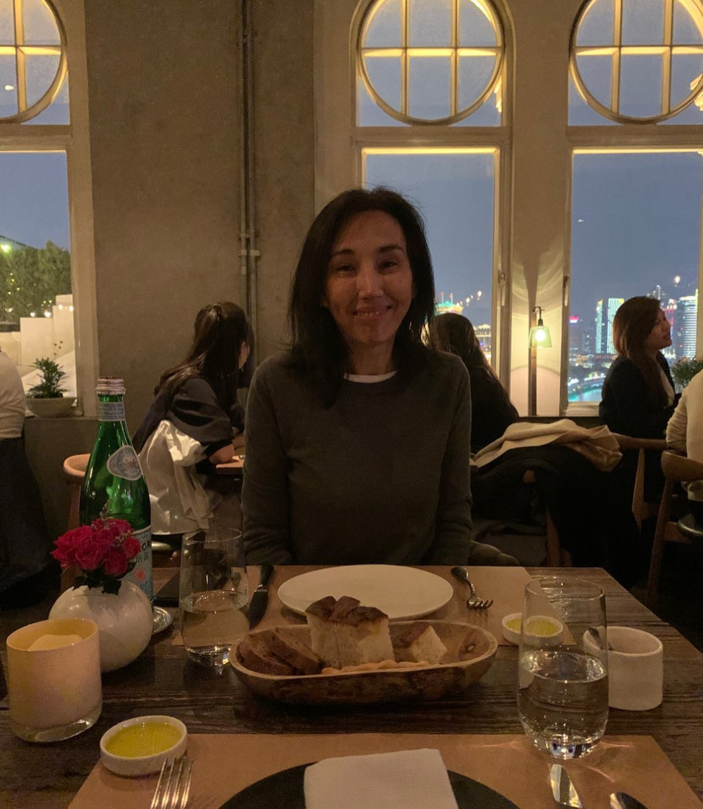 她当年可是香港顶级颜值的女演员，拍过很多出名电影，年轻时期长得很漂亮，已经60多