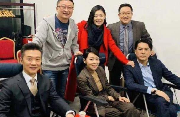 这张合影中，我一眼就认出了风度翩翩的靳东，笑意粲然的闫妮，还有西装革履的句号与黄