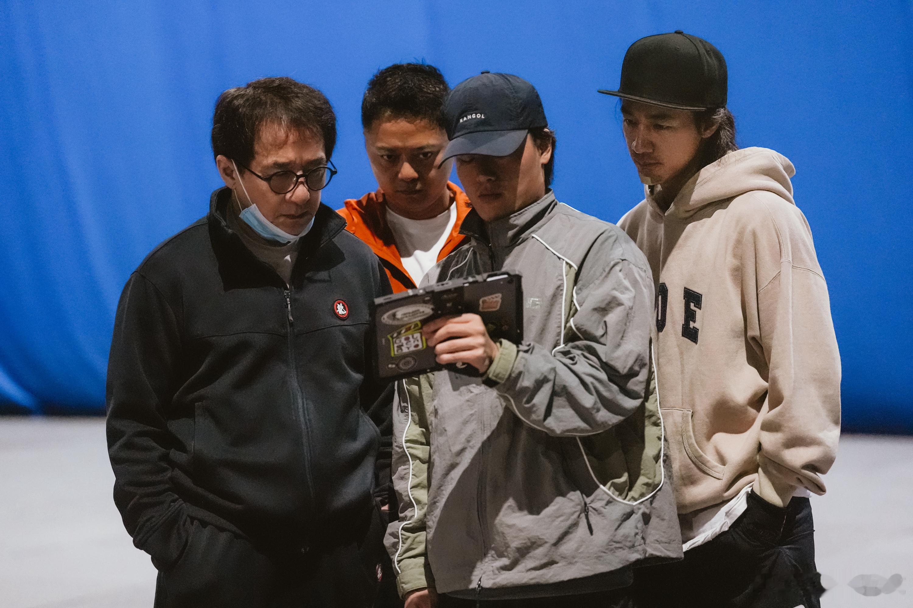 此沙分享和成龙训练幕后此沙的训练片段太顶！与成龙练枪默契足，酣畅的过程让大银幕