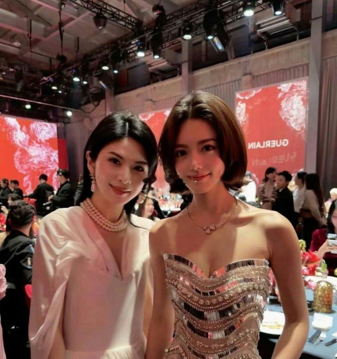 我天，赵今麦美成啥样了，这个造型美的好有冲击力，我都没认出来！孙怡赵今麦同框
