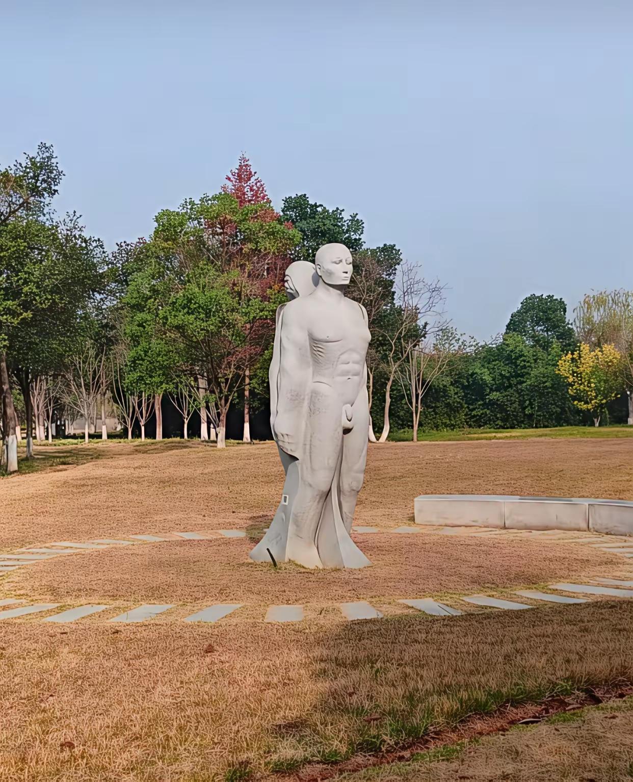 在长沙的一个湿地公园里，竟然看到摆放这些西方的裸体雕塑，实在是又丑又碍眼，真不知