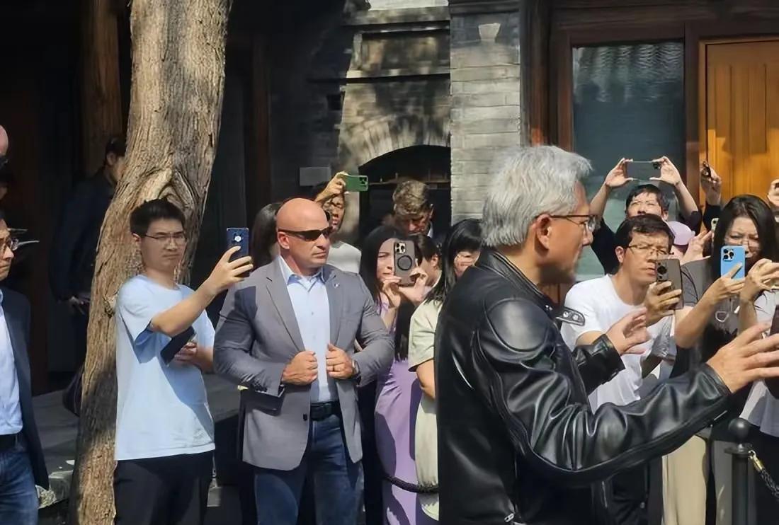 不服什么H100，又H200的，就服黄仁勋的标志性皮夹克！北京室外太阳直射气温