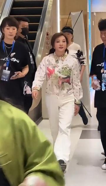 刘晓庆虽然是个话题女王，争议不断褒贬不一。但是，刘晓庆确实活的真实，我行我素的。