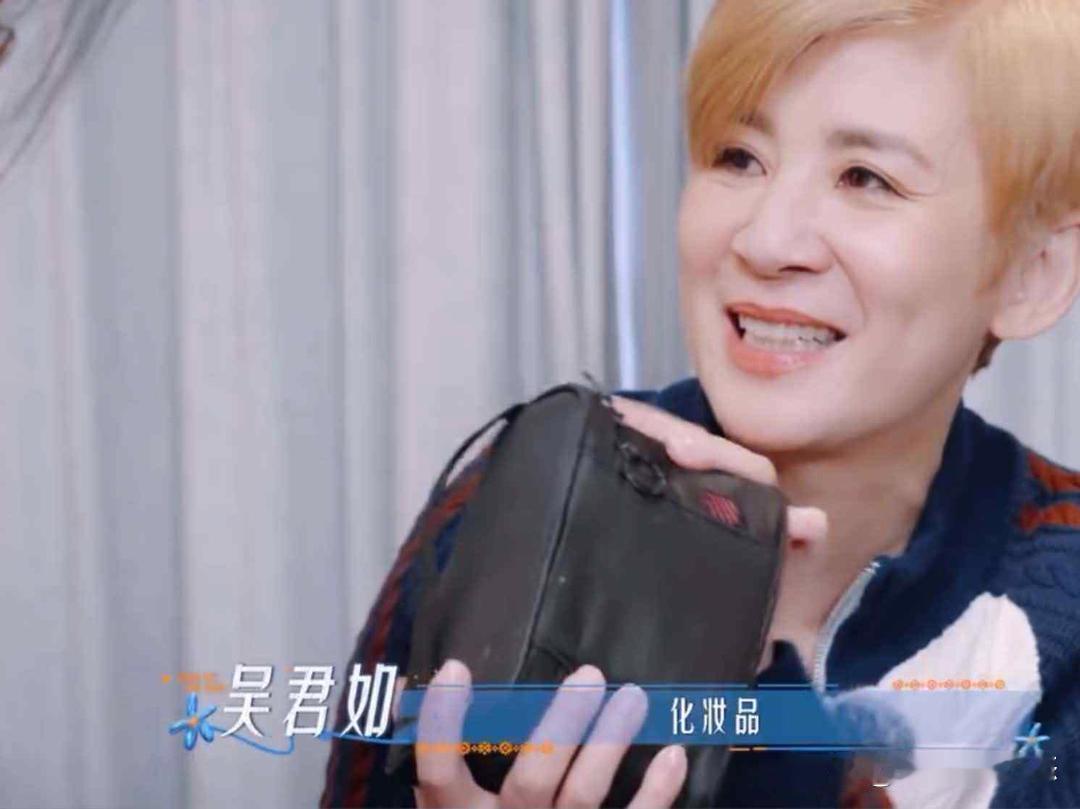 吴君如参加《花少》出国录制一个月，她就带了一小包化妆品和护肤品，全是迷你小样，陈可辛一脸担忧：“你带