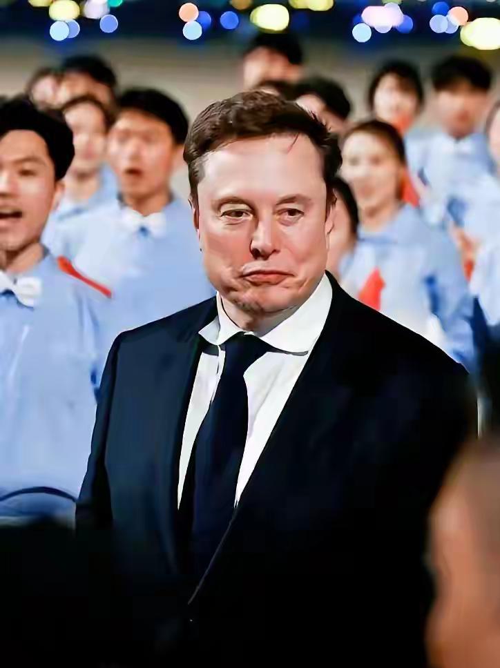 笑死我了。马斯克来中国，一个欢迎仪式把他整不会了。两排年轻人站得笔直，鼓掌欢