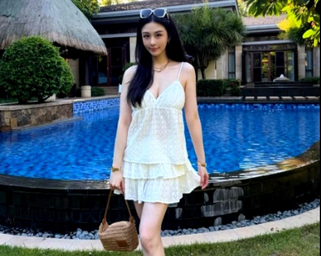 邱淑贞亲自下场给女儿拍私房照，这画面还真不多见。三亚的海风吹着，沈月一身白色