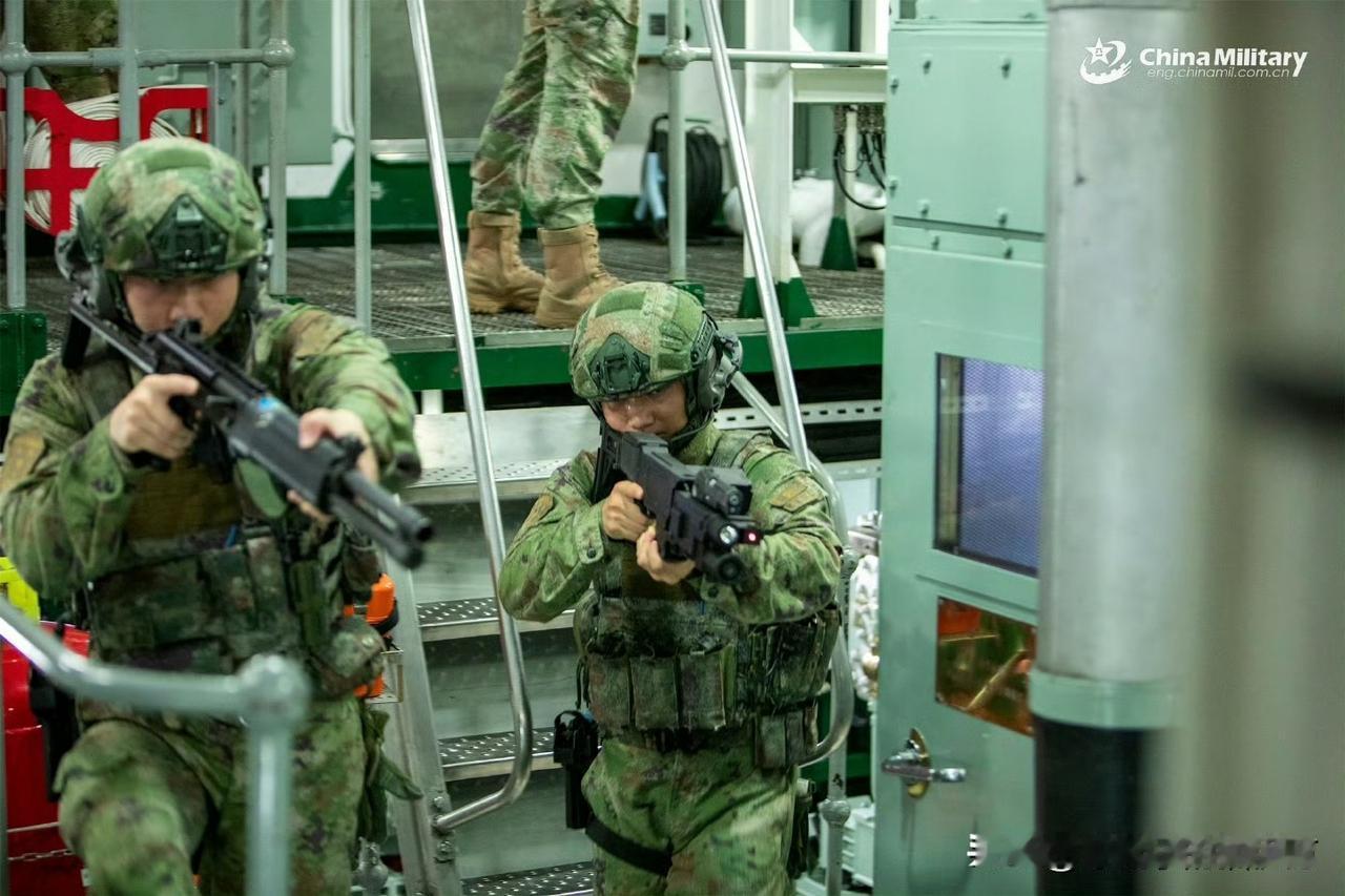 护航编队特战正在演练（续），其中除了09式半自动霰弹枪（参见图2）之外，画面右侧